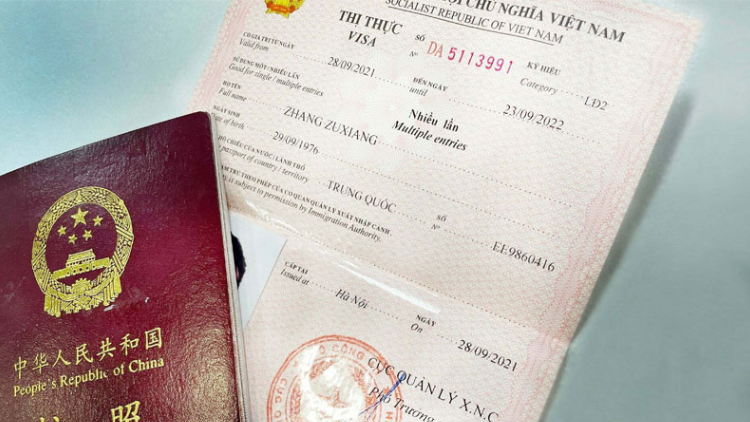 Thông thường, visa lao động phải gắn với giấy phép lao động