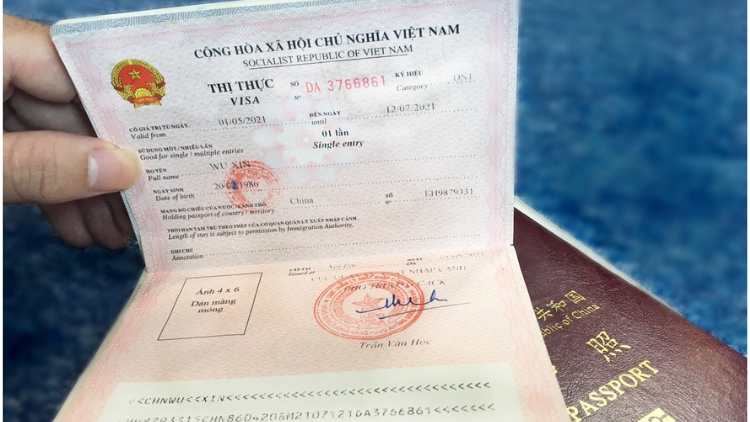Công dân Trung Quốc khi nhập cảnh Việt Nam vẫn cần sang visa rời để được đóng dấu nhập cảnh tại cửa khẩu